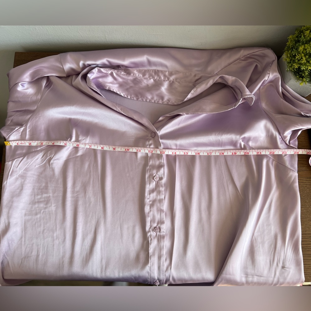 H&M Silk Feel Button Up / V-Neck Blouse - Size XL in Lilac Purple - Picture 11 of 11